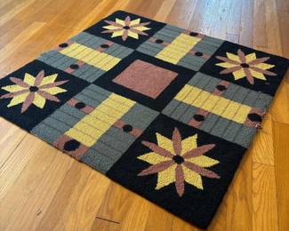 194 handhookedwoolrugwithgeometricflor