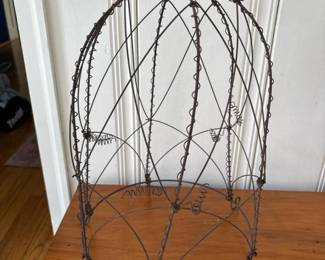 405 decorativewireclochewithbirdfigurin