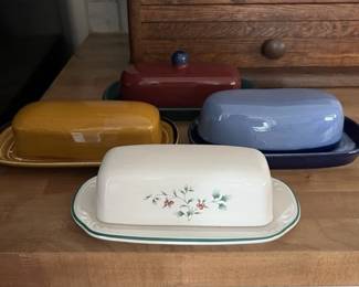 055 fourceramicbutterdishesmixedmakers