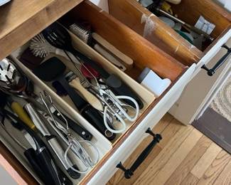 406 assortedkitchentoolsanddrawerimplem