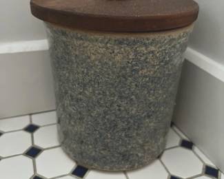 073 spongewarestonewarecanisterwithwoode