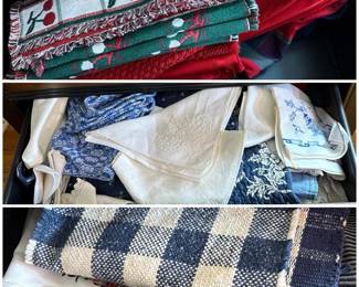 419 assortedlotofclothnapkinsandplacem