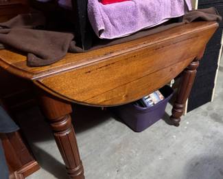 Dining Table, sides lift up/down.