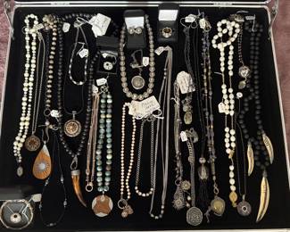 Assorted jewelry 