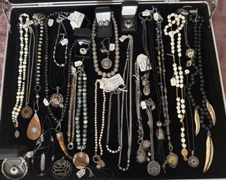 Assorted jewelry 
