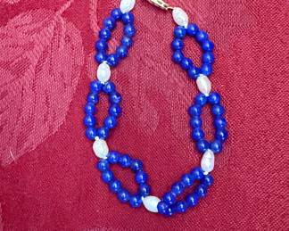 Lapis lazuli and pearl bracelet with gold clasp 