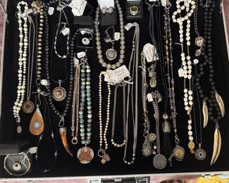 Assorted jewelry 
