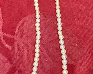 Pearl necklace with gold clasp 