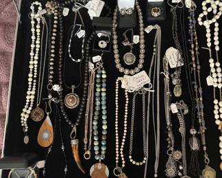 Assorted jewelry 