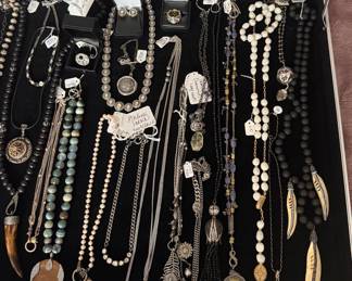 Assorted jewelry 