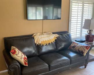 Black small 3-seat leather couch | Flatscreen TV