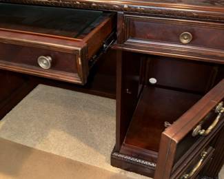 Wynwood Traditional Executive Desk and Hutch