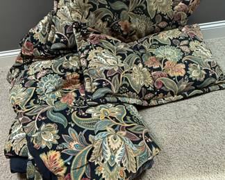 Biltmore Collection Floral King-Size Pillows and Quilt