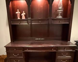 Wynwood Traditional Executive Desk and Hutch