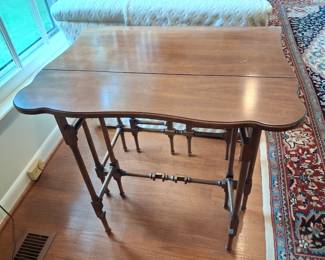 Great gate leg drop leaf table.