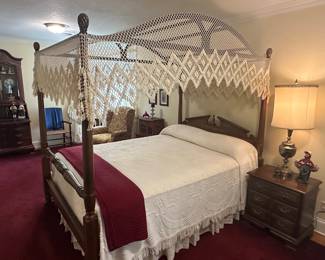 Traditional Style Four-Poster Canopy Bed
