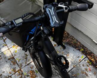 Flyer M880 Electric Bike (Black) - $950  Powerful and comfortable Flyer M880 electric bike in excellent condition. Perfect for commuting, cruising, or weekend rides. Smooth pedal assist and throttle make longer rides effortless.  Features:  * Powerful electric motor * Comfortable upright riding position * Front light included * Rear storage bag included * Battery and charger included * Well maintained and ready to ride