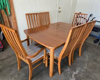 Dining Room Table & Chairs (Inc one leaf not pictured)