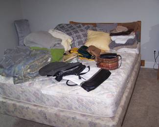 RANCH OAK QUEEN BED & BEDDING