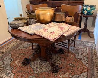 Berkey and Gay Antique Oak Pedastal Table With 2 Leaves and Exceptional Carved Lion Feet