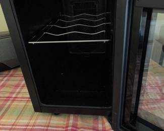 Koolatron Bottle Wine Cooler second image