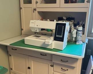 Janome Horizon Memory Craft QCP Sewing Machine in Painted Cabinet