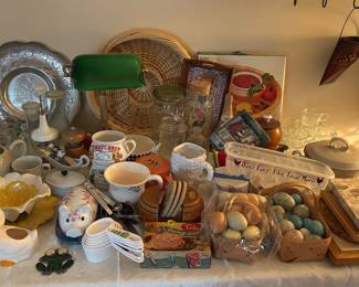 A wonderful menagerie of household items/collectibles