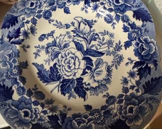 Bordallo Pinheiro Cabbage Leaf Serving Bowls and Assorted Plates sixth image