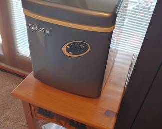 Counter ice maker