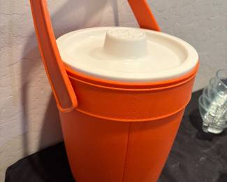 Vintage Rubbermaid Plastic Ice Bucket