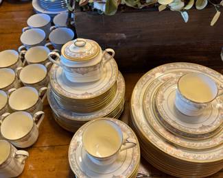 Noritake, 10 5-piece place settings, "Barrymore"