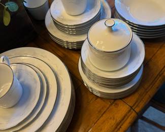 Noritake, 2 6-piece place settings, "Casablanca"