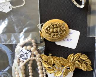 Lots of Vintage pins, hair pins.