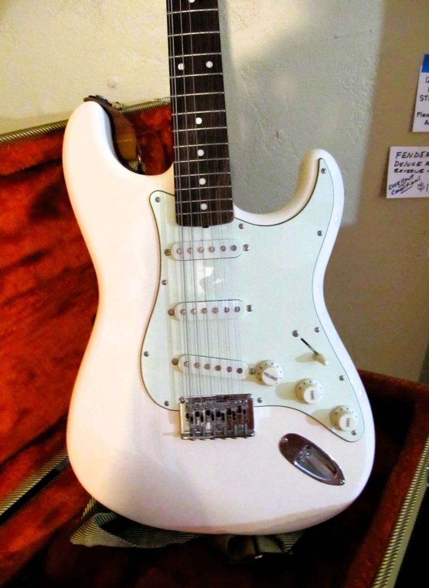 FENDER STRATOCASTER 12 STRING GUITAR (MINT)