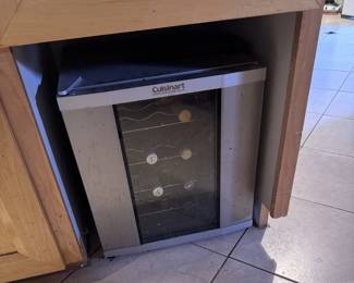 Small wine or bev fridge