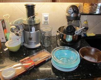 Kitchen-Aid Mixer, Breville Jucier