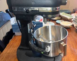 Black kitchen-aid stand mixer