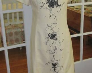 60s dress cream and black. Many more vintage outfits, from the 20s to 70s!