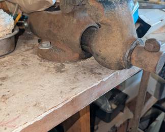 Antique heavy duty vise