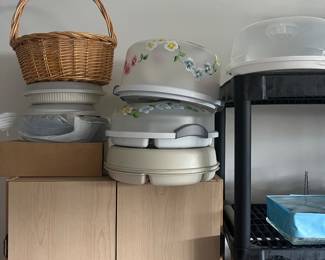 Many cake and cookie caddies