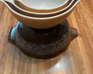vintage Pyrex bowls dishes