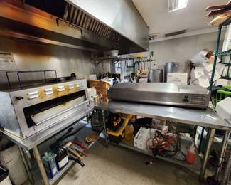 Refrigerated prep table and gas salamander