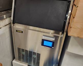 Under bar ice maker