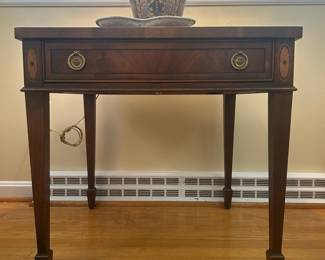 Vintage Hekman Hepplewhite Style Mahogany Side Table