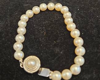 Vintage Cultured Pearl Bracelet with Decorative Sterling Silver Clasp second image