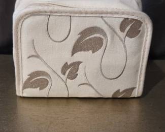 Embroidered Leaf Pattern Cosmetic Pouch
