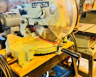 DELTA  10 INCH COMPOUND MITER SAW