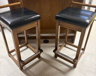 MCM stand-alone bar with 2 barstools with chrome foot rest
