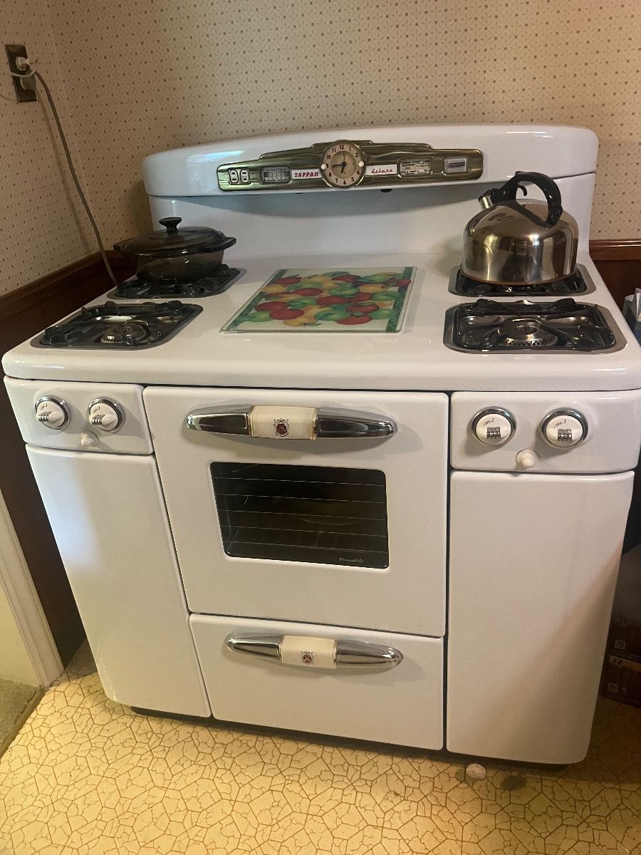 Vintage Gas stove! Works great, rStorage warming bin, etc