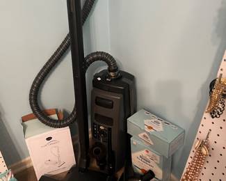 Electolux vacuum 3 mo old- very nice